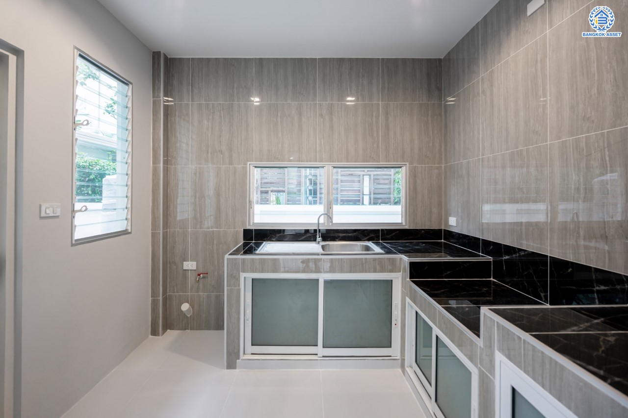 บ้านมือสองตกแต่งใหม่ แบรนด์สุดหรู L&H ม.มัณฑนา แจ้งวัฒนะ-ราชพฤกษ์ เนื้อที่ 55.3 ตร.ว. ฟังก์ชัน 3 ห้องนอน 3 ห้องน้ำ จอดรถได้ 2 คัน บรรยากาศ Private พร้อม Facilities ครบครัน! บนทำเลโซนเมือง เชื่อมต่อทุกการเดินทาง ใกล้เซ็นทรัลแจ้งวัฒนะ, เมืองทองธานี, ทางด่วน และรถไฟฟ้าสายสีม่วง "สถานีบางรักน้อยท่าอิฐ"